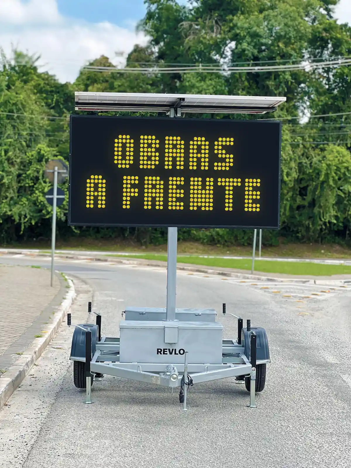 PMV Portátil REVLO na rua exibindo Obras à Frente